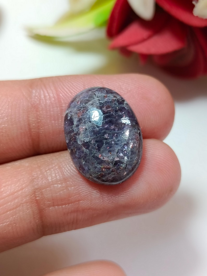 Cabujón ovalado de piedra solar iolita color sangre, gema natural brillante para la fabricación de joyas. imagen 2