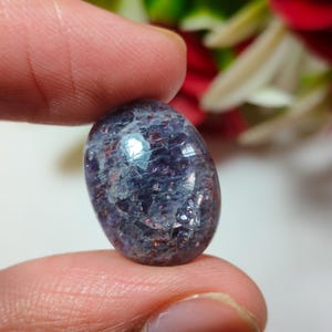 Cabujón ovalado de piedra solar iolita color sangre, gema natural brillante para la fabricación de joyas. imagen 4