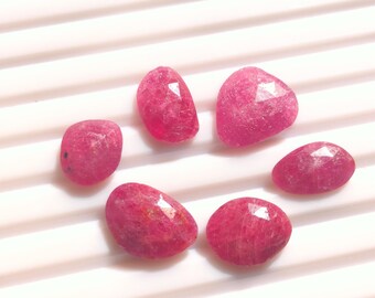 Snygg form 100% naturlig rubin ädelsten, 6 st. Fantastisk rosenskuren naturlig rubin, 31,80 ct. Bäst för att tillverka silversmycken.