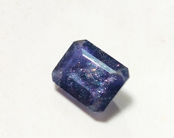 Iolita inyectada en sangre, corte rectangular, inclusiones brillantes (13 x 10 mm)
