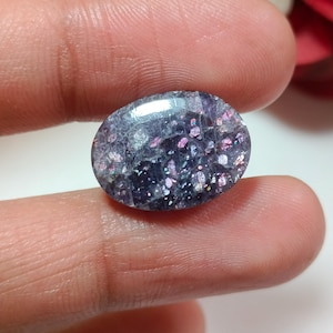 Cabujón ovalado de piedra solar iolita color sangre, gema natural brillante para la fabricación de joyas. imagen 5