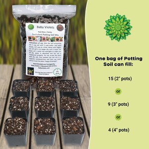 Puede incluir: Una bolsa de tierra para macetas de suculentas etiquetada como "Baby Violets" con instrucciones de uso. La bolsa est&aacute; sobre una superficie de madera con 15 peque&ntilde;as macetas negras llenas de tierra. El texto en la bolsa dice "Una bolsa de tierra para macetas puede llenar: 15 macetas de 5 cm (2 pulgadas) o 9 macetas de 7,5 cm (3 pulgadas) o 4 macetas de 10 cm (4 pulgadas)"