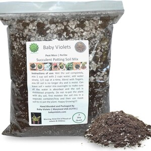 Puede incluir: Una bolsa marr&oacute;n de mezcla de tierra para macetas de suculentas etiquetada como "Baby Violets" con instrucciones de uso y una advertencia para mantenerla fuera del alcance de beb&eacute;s y ni&ntilde;os. La bolsa contiene 2 cuartos secos de tierra.