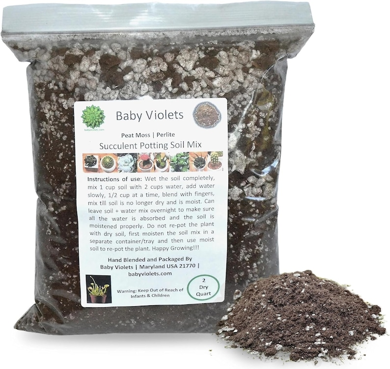 Puede incluir: Una bolsa marr&oacute;n de mezcla de tierra para macetas de suculentas etiquetada como "Baby Violets" con instrucciones de uso y una advertencia para mantenerla fuera del alcance de beb&eacute;s y ni&ntilde;os. La bolsa contiene 2 cuartos secos de tierra.