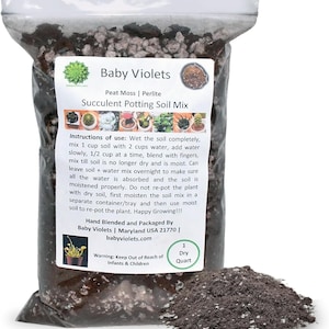 Puede incluir: Una bolsa marr&oacute;n de mezcla de tierra para macetas de suculentas con las palabras "Baby Violets" y "Succulent Potting Soil Mix" impresas en el frente. La bolsa contiene 1 cuarto de gal&oacute;n seco de mezcla de tierra e incluye instrucciones de uso. La bolsa est&aacute; hecha de turba y perlita.
