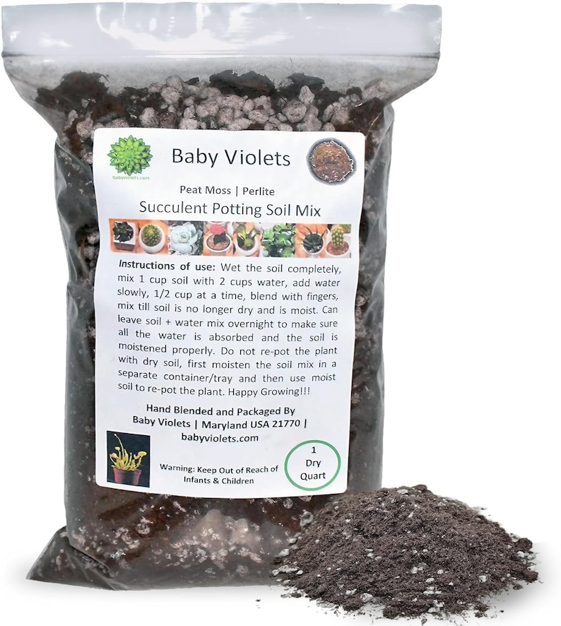 Puede incluir: Una bolsa marr&oacute;n de mezcla de tierra para macetas de suculentas con las palabras "Baby Violets" y "Succulent Potting Soil Mix" impresas en el frente. La bolsa contiene 1 cuarto de gal&oacute;n seco de mezcla de tierra e incluye instrucciones de uso. La bolsa est&aacute; hecha de turba y perlita.