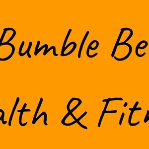 K&ouml;nnte beinhalten: Ein orangefarbener Hintergrund mit den Worten "Bumble Bee Health & Fitness" in schwarzer Schreibschrift. Der Text ist zentriert und das Design ist schlicht und sauber.