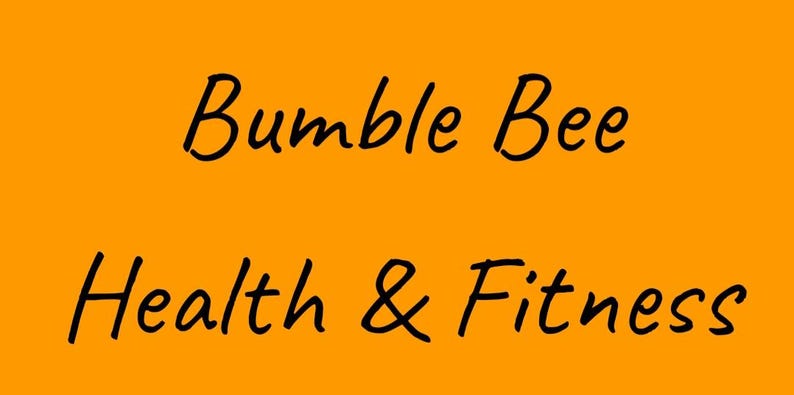 K&ouml;nnte beinhalten: Ein orangefarbener Hintergrund mit den Worten "Bumble Bee Health & Fitness" in schwarzer Schreibschrift. Der Text ist zentriert und das Design ist schlicht und sauber.