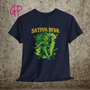 サティバディーバの面白いウィードTシャツ。大麻愛好家へのギフトに。420円。漫画のストーナーガールデザイン。大胆なグリーンのマリファナユーモア、喫煙文化Tシャツ。
