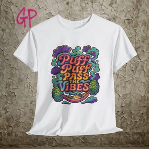 パフパフ パス・ザ・バイブス ウィードTシャツ ストーナー向け 420 ギフト トリッピー ストーナーアート 大麻文化 ヒッピースタイル チル カートゥーン スモーキングTシャツ