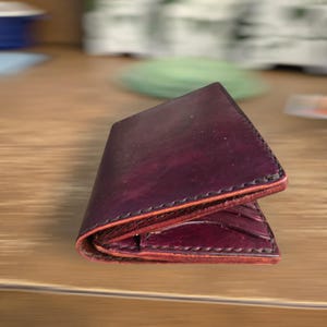 Cartera de hombre de cuero de alta gama, cortada y cosida a mano, bolsillo oculto, cuero suave de lujo según su diseño. Usted elige el color y el color de las costuras.