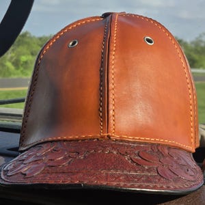 Gorras de béisbol de cuero natural hechas a mano, cortadas a mano, cosidas a mano y personalizables. Agregar un logotipo
