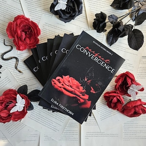 Könnte beinhalten: Eine Reihe von Büchern mit dem Titel "Perfect Convergence" von Elira Firethorn, mit einem Design aus roter Rose und Schmetterling auf dem Cover. Die Bücher sind von roten und schwarzen Rosen, Schmetterlingen und offenen Buchseiten umgeben.