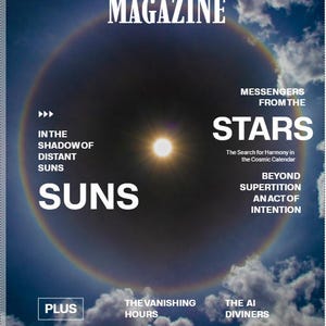 Op de afbeelding: De cover van Fate Magazine toont een heldere zon omringd door een regenboogachtige halo tegen een bewolkte blauwe lucht. Tekst bevat "SUNS", "STARS" en andere gerelateerde zinnen, wat wijst op een thema van astrologie en de kosmos.