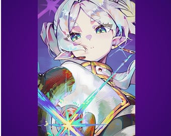 Könnte beinhalten: Ein digitaler Kunstdruck mit einem stilisierten Anime-Charakter mit weißen Haaren und türkisfarbenen Augen. Die Figur trägt ein weißes und goldenes Outfit, wobei farbenfrohe Lichtblitze vom Brustbereich ausgehen. Der Hintergrund ist ein Farbverlauf aus Lila und Blau.