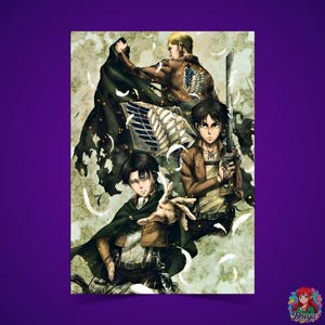 Könnte beinhalten: Ein Poster mit drei Charakteren aus der Anime-Serie Attack on Titan. Die Charaktere sind in ihren Militäruniformen dargestellt, einer von ihnen hält ein Schwert. Der Hintergrund ist ein strukturiertes, verblasstes Design mit federartigen Elementen.