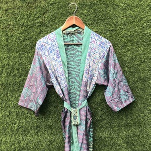 Bata kimono de sari de seda reciclada, bata de estar por casa con cinturón, bata de seda vintage, sari patchwork, bolsillos y cinturón, regalos