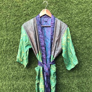 Kimono floreale, vestaglia riciclata, vestaglia boho da casa, vestaglia vintage in seta patchwork, vestaglia da damigella d'onore
