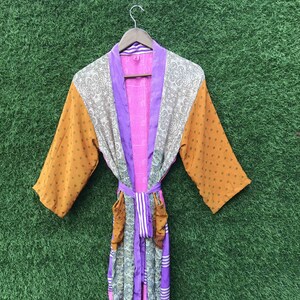 Robe de chambre kimono en soie recyclée bohème, robe de chambre patchwork vintage, robe de chambre pour femme, vêtements de détente imprimés, cadeau de demoiselle d'honneur