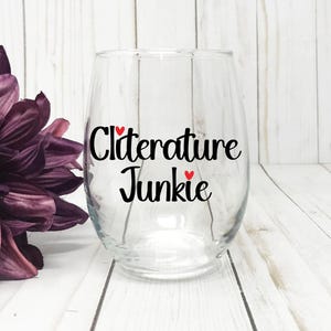 Cliterature Junkie Wine Glas, Smut Book Lover Gift, Romance Reader Stemless Glass, BookTok Bookish Gift for Her, Funny Book Club Drinkware