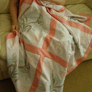Handbroderat Lap Quilt i korall/blågrönt kemokomfortpläd