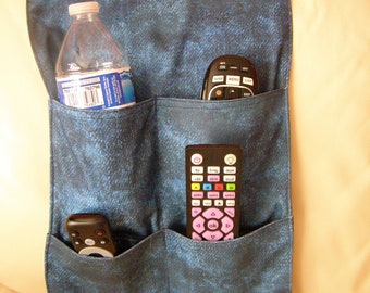Organizador para mando a distancia, de tela vaquera azul, con 4 bolsillos.