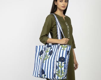Regalo para festivales y Diwali para ella, bolso tote azul floral hecho a mano, bolso de compras de algodón acolchado