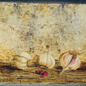 Può includere: Dipinto a olio raffigurante tre bulbi d'aglio e alcuni peperoncini rossi su una superficie di legno. L'opera d'arte ha uno sfondo rustico e strutturato con una calda tavolozza di colori marroni, gialli e tocchi di rosso.