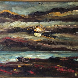Könnte beinhalten: Ölgemälde einer Meereslandschaft mit dramatischem Himmel. Das Kunstwerk zeigt einen dunklen, bewölkten Himmel mit Brauntönen, Grau und Gelb. Darunter sind ein Gewässer und eine Küstenlinie in gedämpften Tönen dargestellt. Signiert "P. Ruffini".