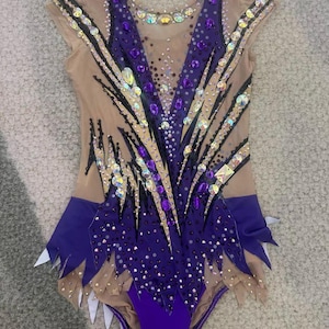 Eiskunstlaufkleid: Maßgeschneidertes Spandex-Wettkampfkostüm