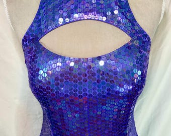 Vestido vintage Y2K de Adrianna Papell morado con lentejuelas y aberturas, talla M moderna.