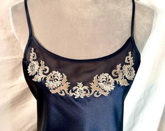 Camisón Halston vintage Y2K con bordado floral en azul marino oscuro y beige, talla S