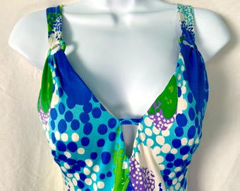 Traje de baño de una pieza con falda, estilo vintage de los años 60, color azul sirena, verde y morado, con diseño abstracto de arte pop. Talla moderna S/M.