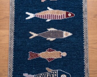 Antik blå matta, fiskmatta, handknuten ullmatta, nautisk fiskmatta, kustmatta i hallen, folkkonstdekor