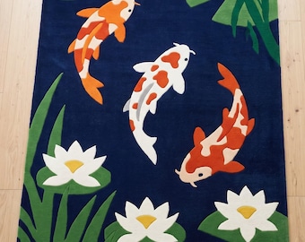 Koifiskmatta, handtuftad dammmatta, blå lotusblommig matta, naturinspirerad inredning.