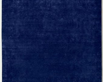 Handtuftad marinblå plyschmatta, sammetsliknande textur, modern minimalistisk matta