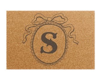Felpudo con inicial de estilo coqueto, felpudo de bienvenida personalizado, alfombra para puerta de entrada, regalo de inauguración de la casa, decoración de entrada con monograma