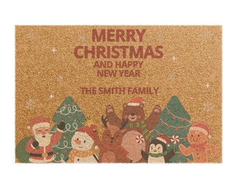 Può includere: Un zerbino rettangolare con un design natalizio festivo. Il tappeto presenta il testo "MERRY CHRISTMAS AND HAPPY NEW YEAR" sopra una fila di personaggi dei cartoni animati, tra cui Babbo Natale, un pupazzo di neve e un omino di pan di zenzero. Il cognome è stampato sotto.