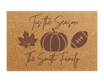 Es la temporada de otoño, temporada de fútbol de otoño, decoración personalizada con nombre familiar, tapete de bienvenida de otoño, regalo de inauguración de la casa, alfombra para puerta de entrada, Acción de Gracias