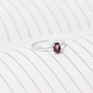 Oval lila ametistring: Minimalistisk löftering i sterlingsilver