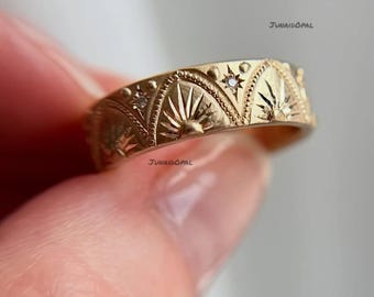 Anillo de oro macizo con diseño celestial / Alianza de boda grabada con diseño de rayos de sol y detalles de diamantes en forma de estrella.