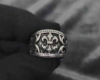 Men's Oxidized Sterling Silver Fleur-de-Lis Ring: Gothic Biker Style