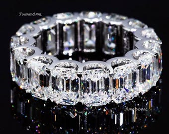 Anillo de plata de ley 925 con moissanita talla esmeralda, ideal como regalo de aniversario de bodas.