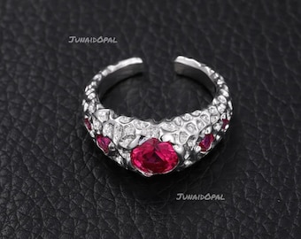 Anillo llamativo de plata de ley texturizada, banda ajustable de rubí y circonita cúbica, joyería artesanal.