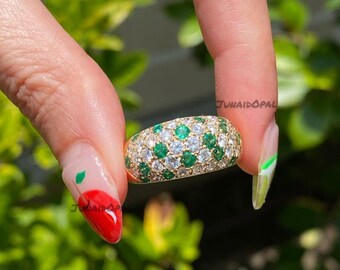 Anillo con cúpula de esmeralda cultivada en laboratorio: Anillo llamativo con pavé de oro vermeil.