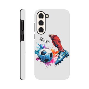 Könnte beinhalten: Weißes Handycase mit Fußball-Design. Das Design zeigt einen Fußball, ein Bein in roten und blauen Fußballschuhen und das Wort "RESPEKT" im Aquarellstil. Die Seite des Cases ist schwarz.