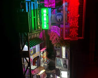 Estantería estilo cyberpunk para el rincón de lectura de Tokyo Alley