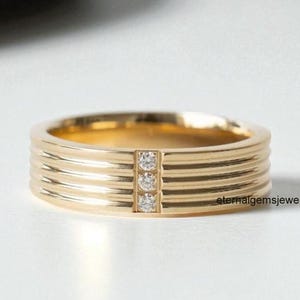 Klassische runde Zigarrenband, drei Stein 2 mm Rundschliff Moissanite Diamant gerippte Diamantband, 18k Gelbgold breites Band, Geburtstagsgeschenk für sie