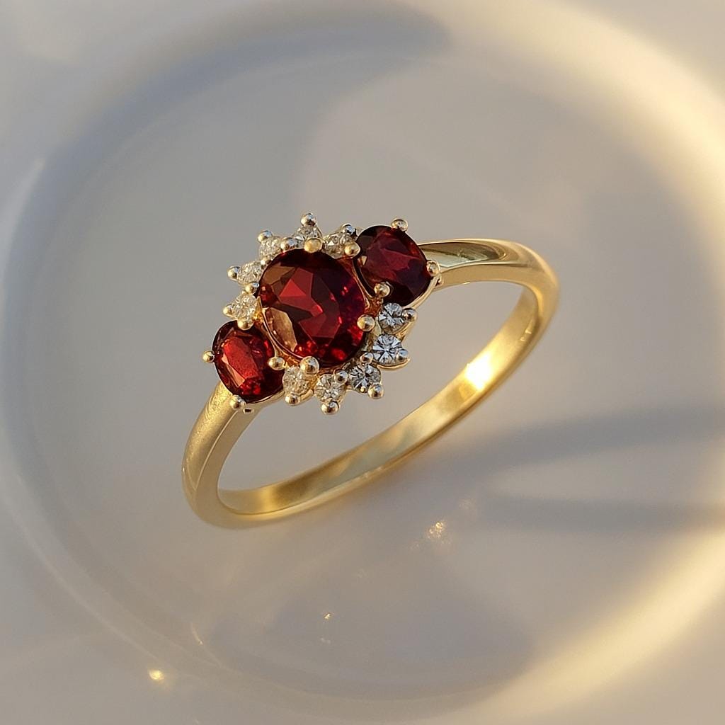 ガーネット ハロー CZ ダイヤモンド リング | 18K ゴールドメッキ