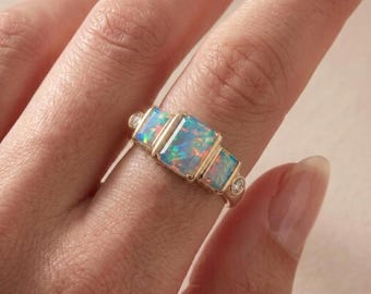Ring mit australischem Opal im Smaragdschliff, Goldfassung, Geburtsstein Oktober – feiner Schmuck